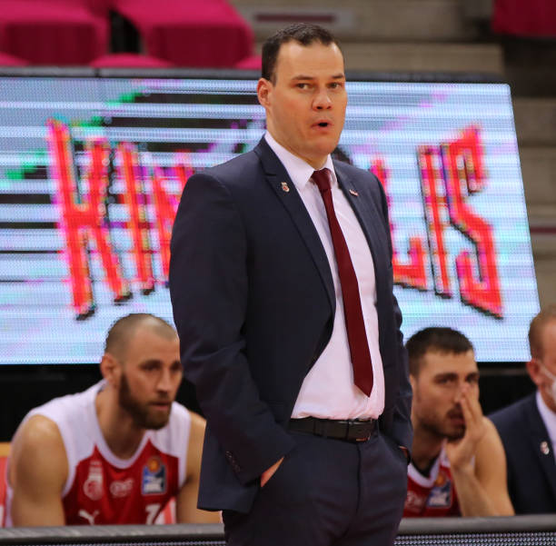 凭借坚韧不 凭借坚韧不